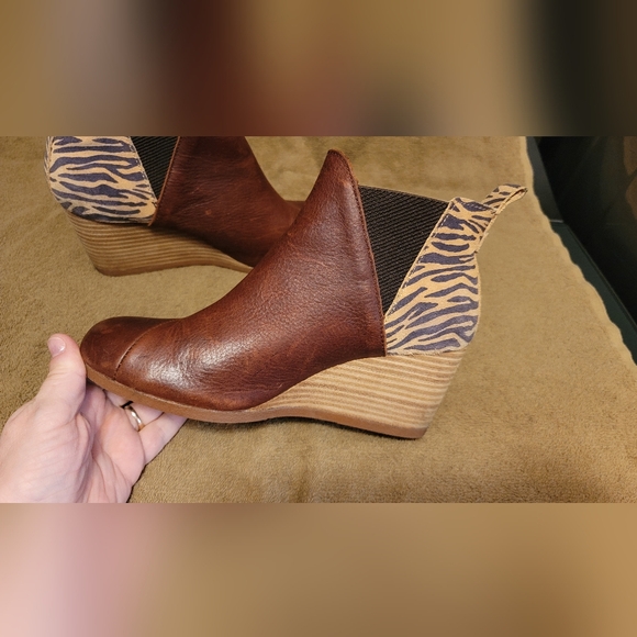 TOMS Kelsey Wedge Bootie SZ 7 Brown/Zebra Stripe Leather Round‎ Toe Pull On - Picture 8 of 11